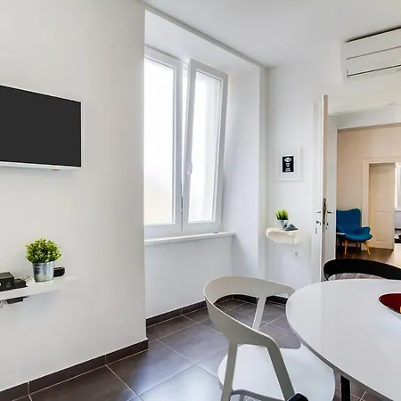Divinity's - Old Town Center Apartment *